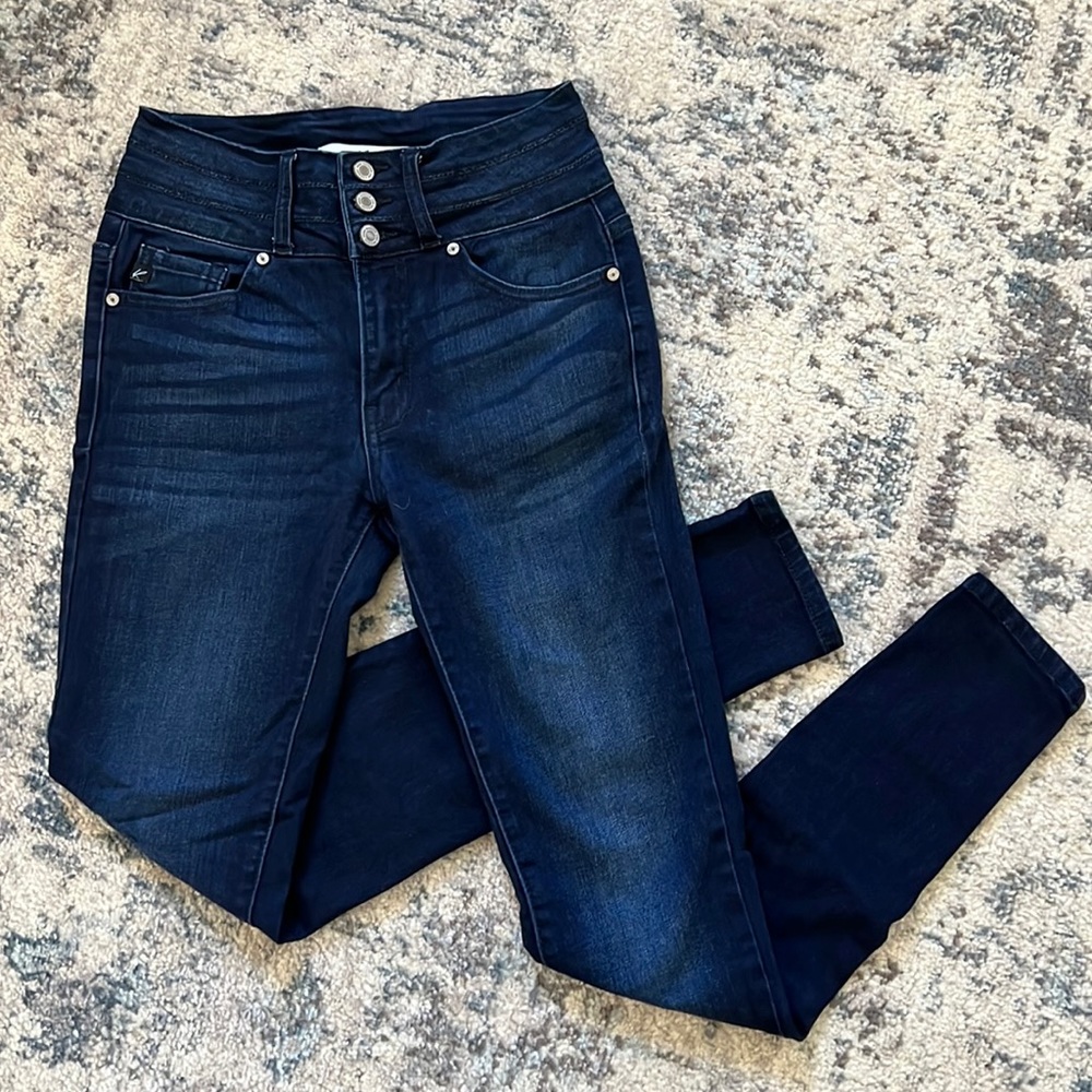 KanCan skinny jeans in dark wash. Size 1/24.